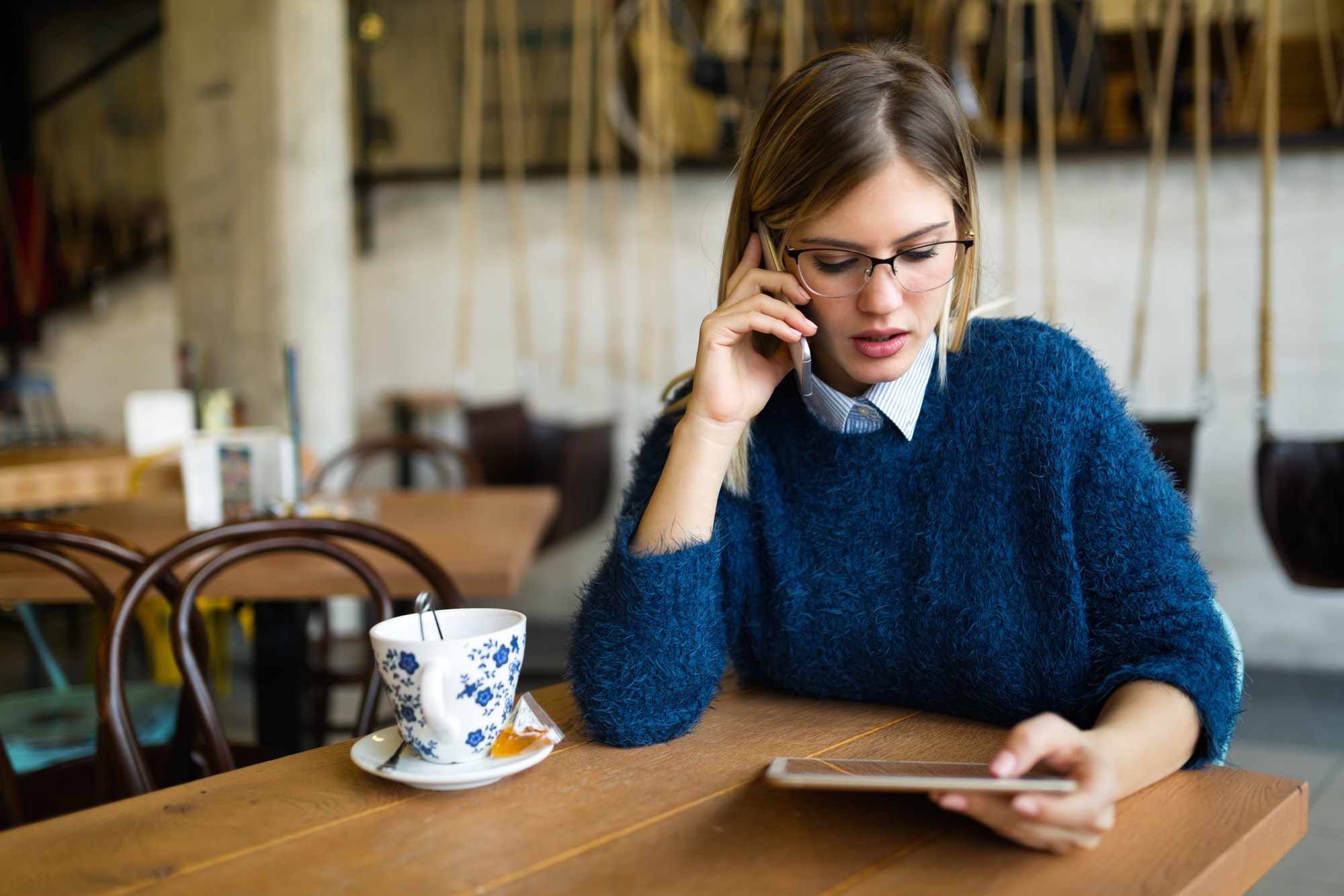 beautiful-young-woman-using-digital-tablet-at-coffee-shop